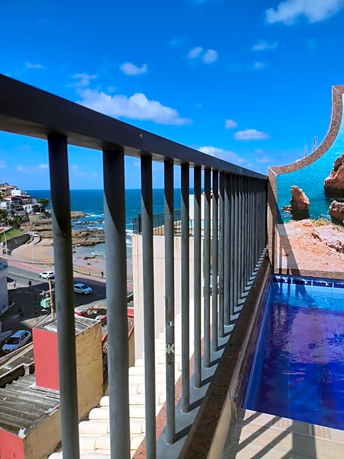 Em Ondina, atravessou praia! Subiu escada piscina!