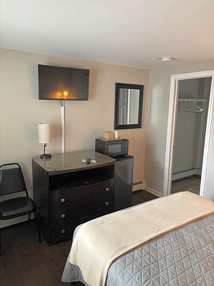 Photo 1 of 4 of Standard 1 Queen Bed, Nonsmoking