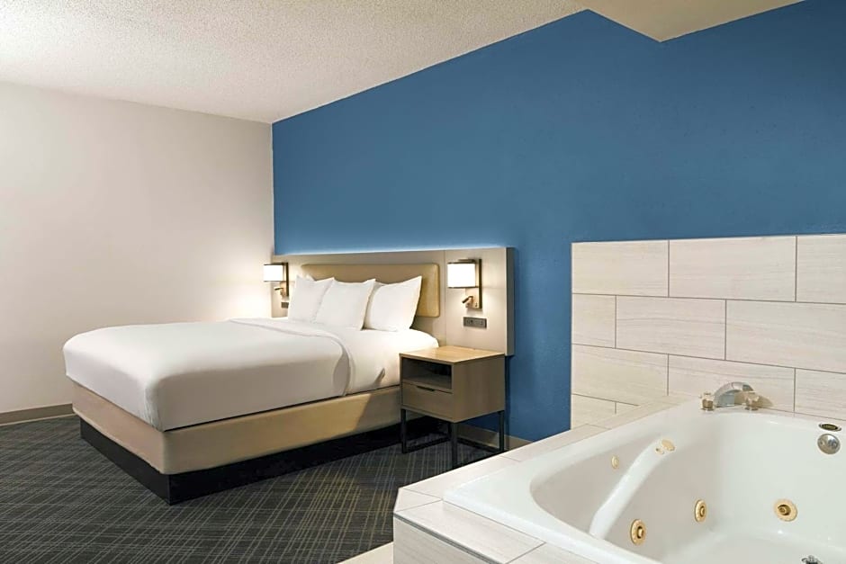 Comfort Suites Milwaukee Airport