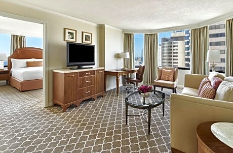 Club level, 1 Bedroom Executive Suite, 1 King, Sofa bed