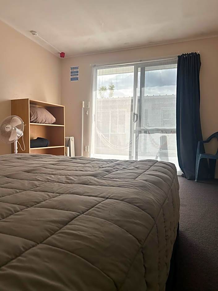 Beachcomber Lodge & Backpacker