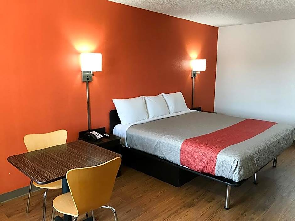 Motel 6-Bryan, TX - University Area