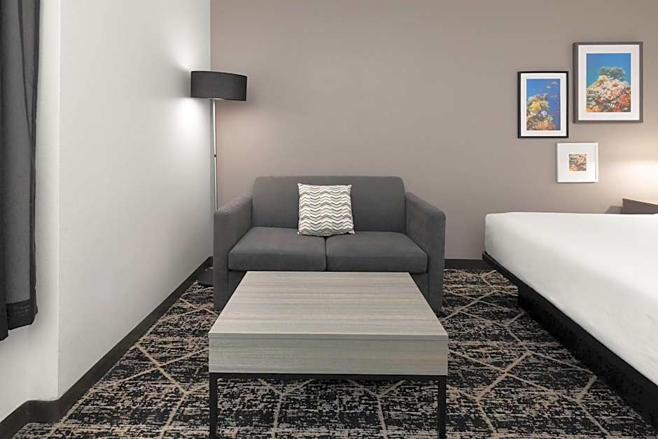 La Quinta Inn & Suites by Wyndham Houston Bush Iah South