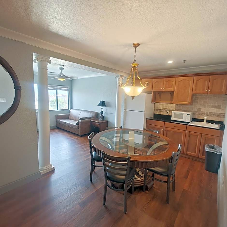 Mountain Vista Inn & Suites - Walking Distance to the Island