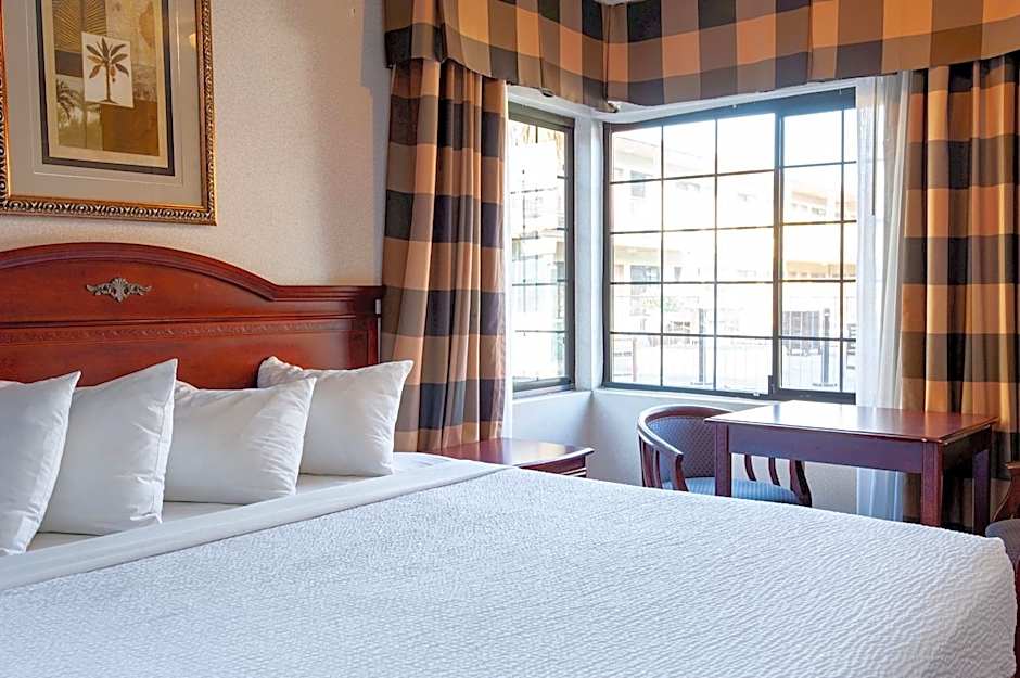 Studio City Court Yard Hotel