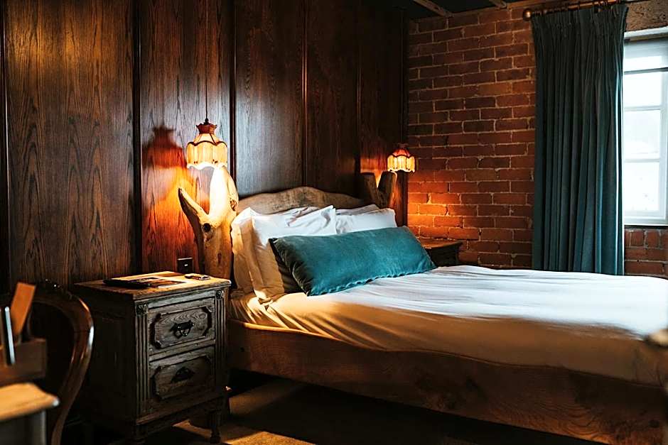 Le Petit Chateau & William de Percy