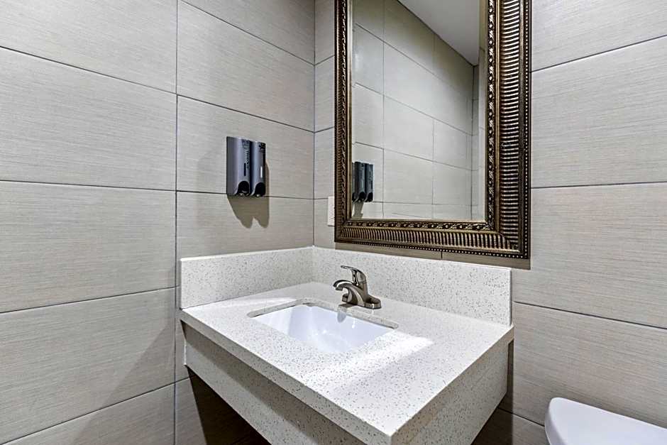 Le Blanc Inn & Suites