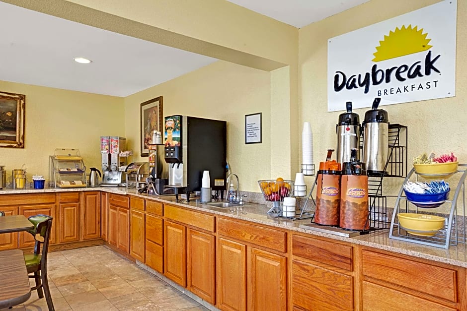 Days Inn by Wyndham Newport News City Center Oyster Point – Newport News, VA
