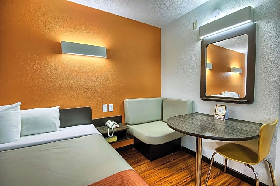 Motel 6-Columbus, OH - West