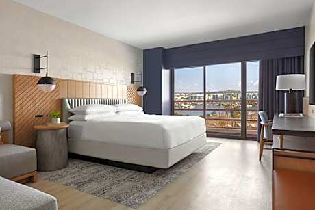 King Room with Marina View - Concierge Level