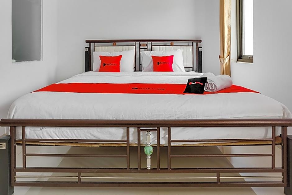 RedDoorz near Jawa Timur Park 3