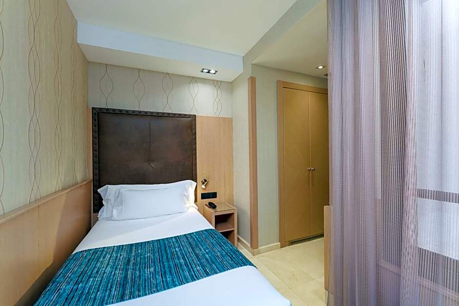 Photo 1 of 5 of Single Room