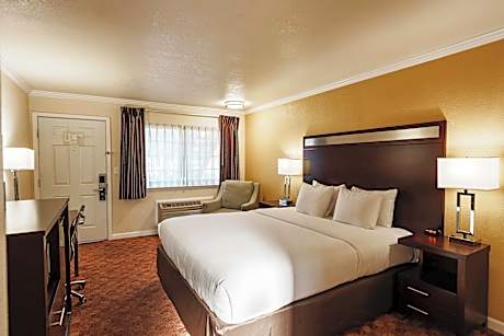 1 King Bed, Nonsmoking