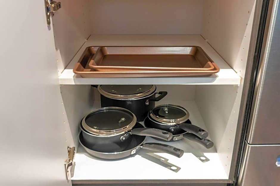 Paid Garage Parking- King Bed-balcony Wd 55" Tv