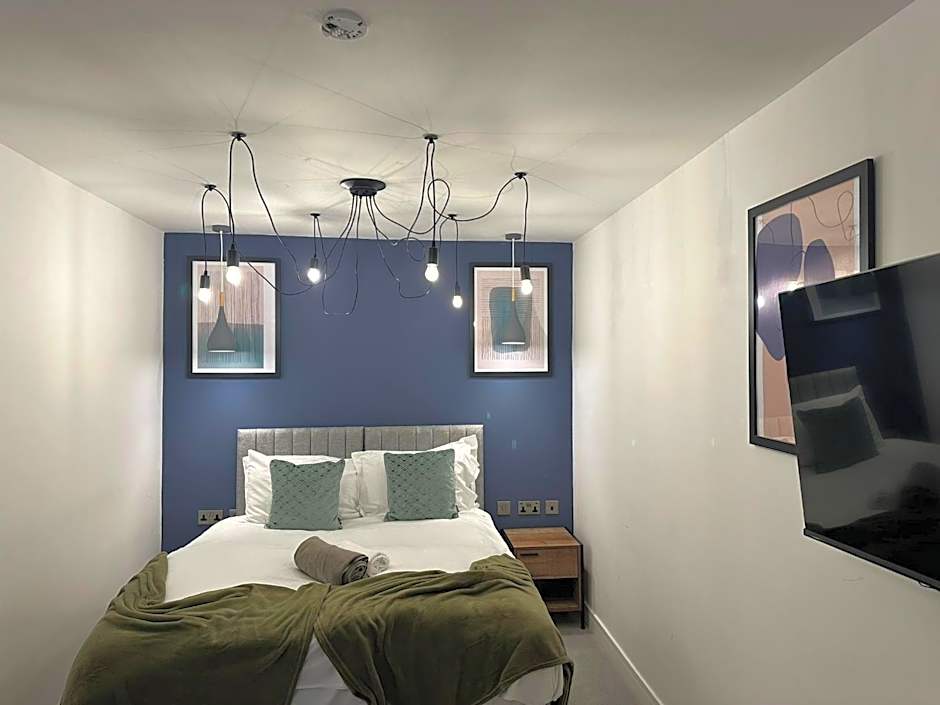 Adam Court Apartments - PE1 - Contractor Friendly - Choice of Studios or 1 Bed Apartments - Free Parking - Sofa Beds - Sky TV - Full Kitchen - Washer Dryer - WiFi