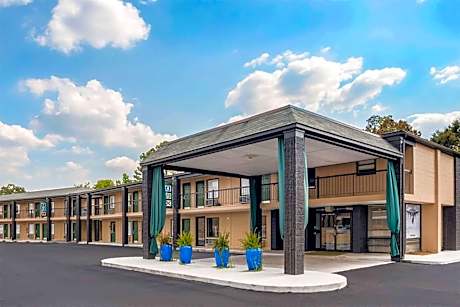 Super 8 by Wyndham Daleville/Fort Novosel