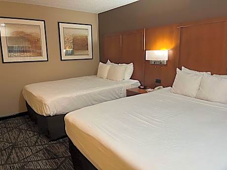 Accessible - 2 Queen Mobility Accessible Bathtub Microwave Refrigerator Non-Smoking Full Breakfast