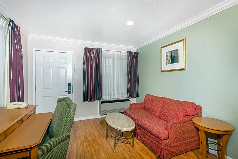 Upper Lake Inn & Suites