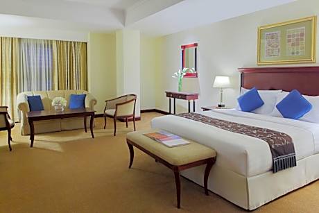 One-Bedroom Corner Suite