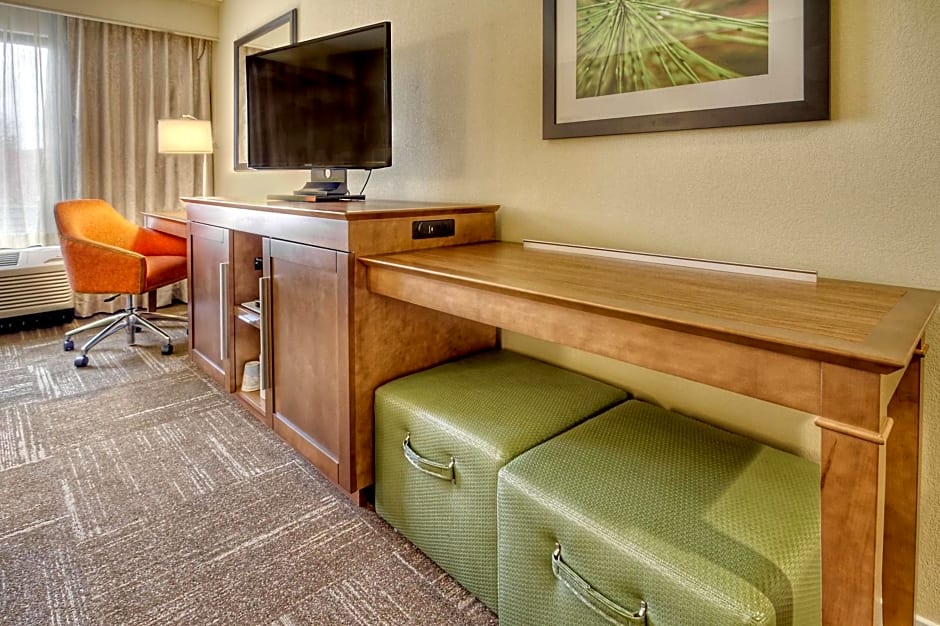 Hampton Inn By Hilton And Suites Asheville Airport