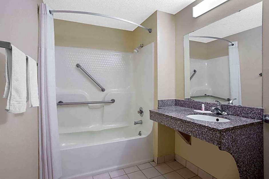 Days Inn by Wyndham Dublin GA