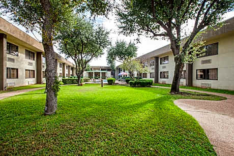 Days Inn by Wyndham Sherman