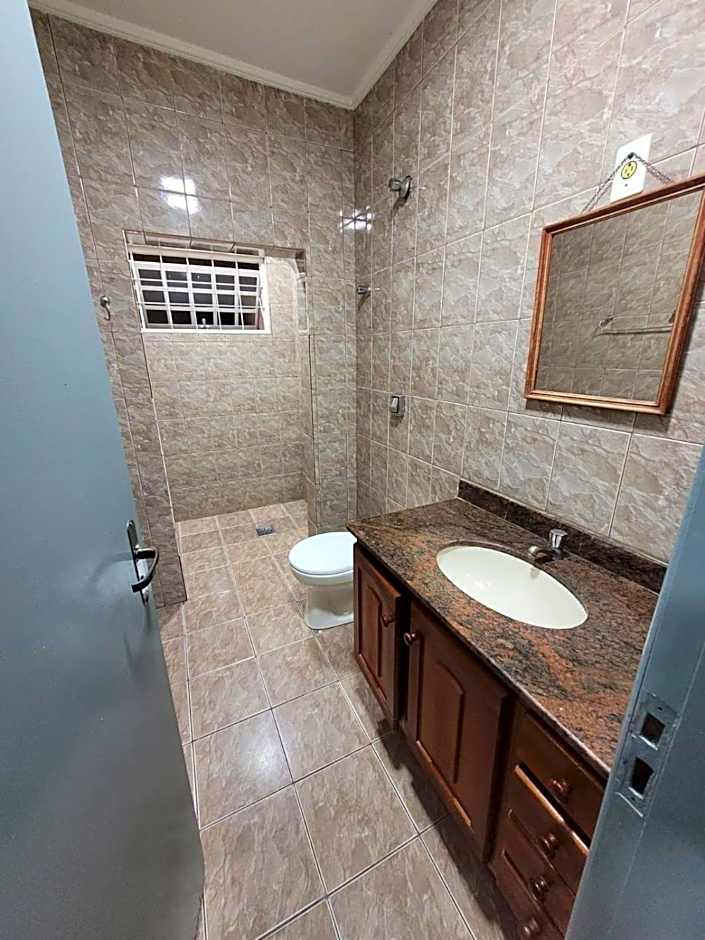 Casa com dois quartos,dois banheiros,sendo uma suíte,sala de estar cozinha e garagem