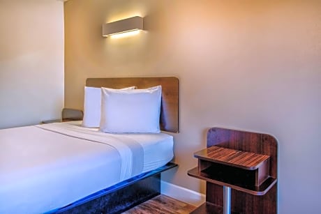 Queen Room - Disability Access - Non-Smoking
