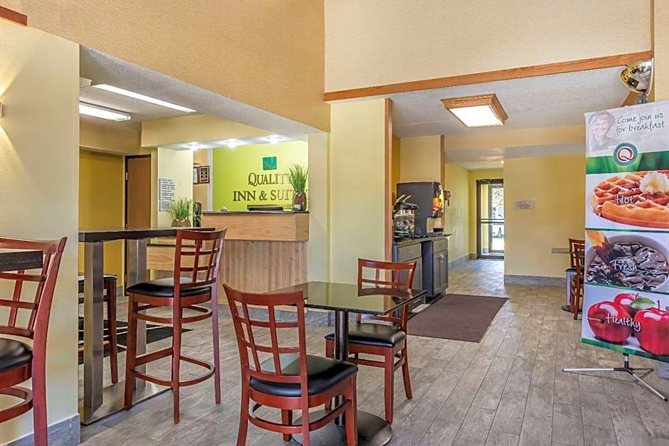 Quality Inn & Suites Pittsburgh Harmarville