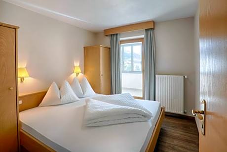 Small One-Bedroom Apartment (2 Adults)
