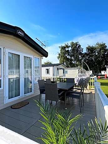 Hot tub retreat at Tattershall Lakes