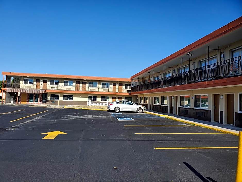 Econo Lodge Inn & Suites Mason City - Clear Lake