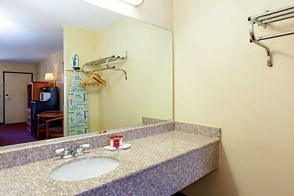 Americas Best Value Inn and Suites Bakersfield Central