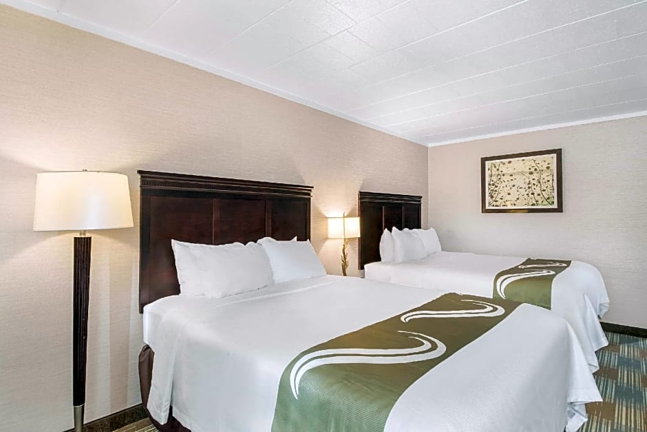 Zdjęcie 1 z 4 — Queen Suite with Two Queen Beds - Non Smoking
