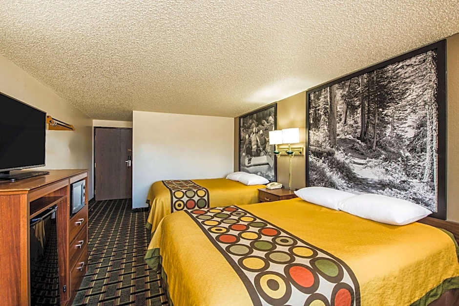 Super 8 by Wyndham Pueblo