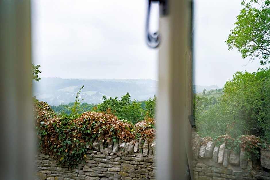 The Bear Of Rodborough Hotel