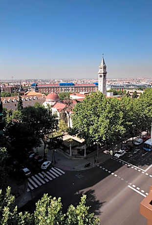 Family Room (2 Adults + 2 Children) (1 Double Bed and 2 Twin Beds)