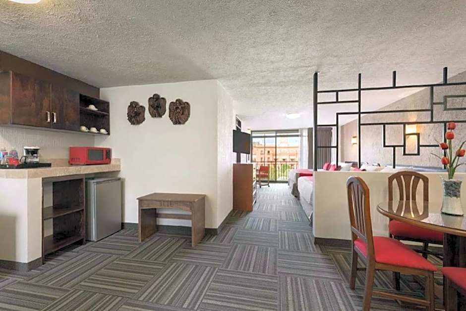 Ramada Plaza by Wyndham Leon