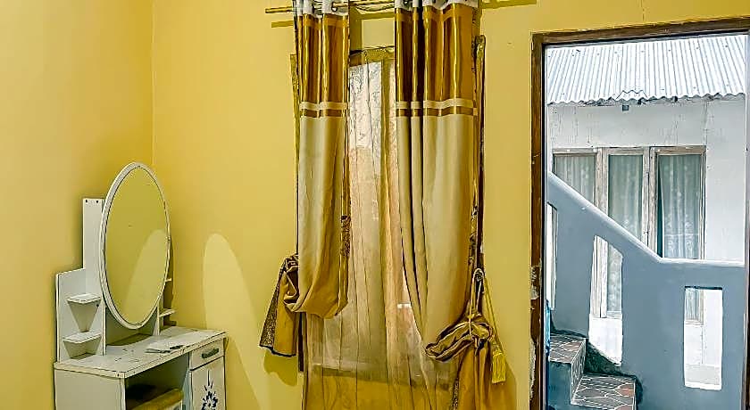 Penginapan Diar near Pantai Santolo Mitra RedDoorz