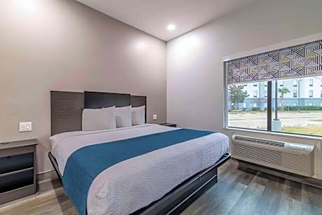 1 King Bed | Mobil Access Tub Nsmk Micfridg
