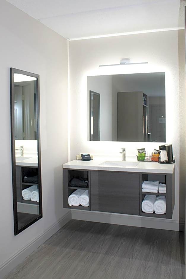 Angel Inn Near IMAX, a Travelodge by Wyndham