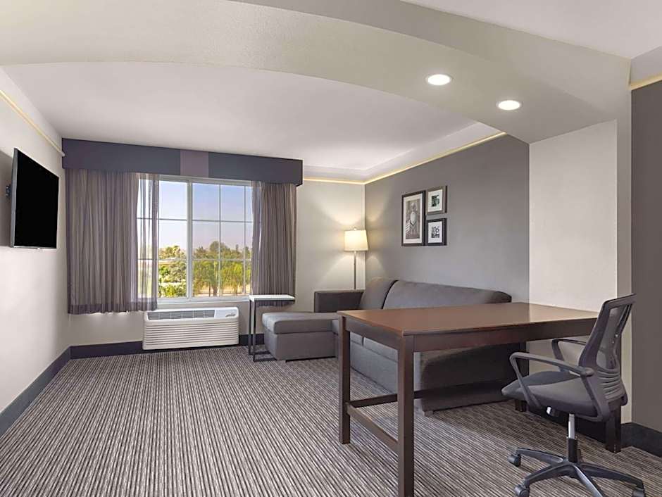 La Quinta Inn & Suites by Wyndham Santa Clarita - Valencia