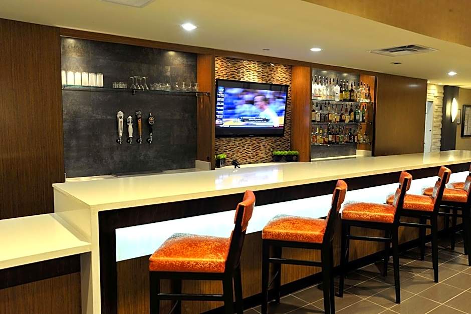 Holiday Inn and Suites Charleston West By IHG