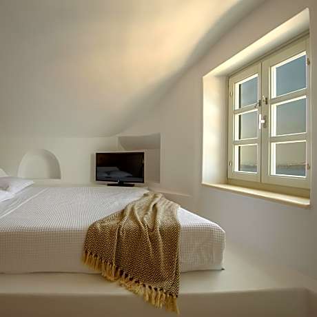 Junior Suite with Hot Tub and Caldera View