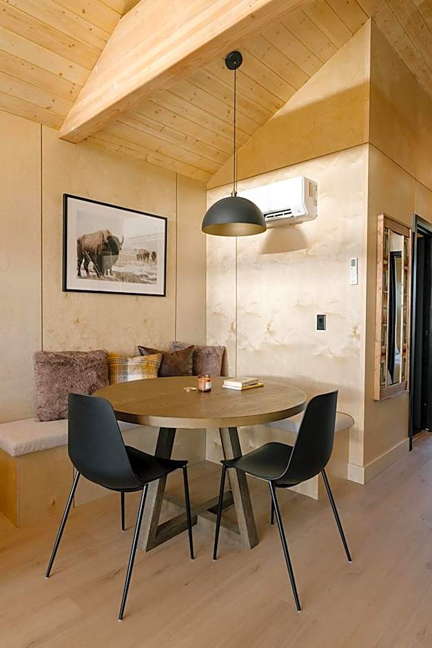 Yellowstone Peaks Hotel