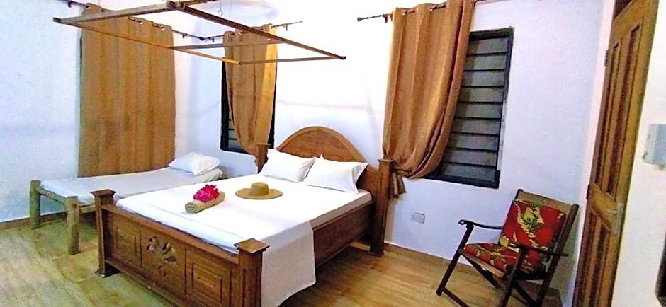 Tropinest bungalows & hostel