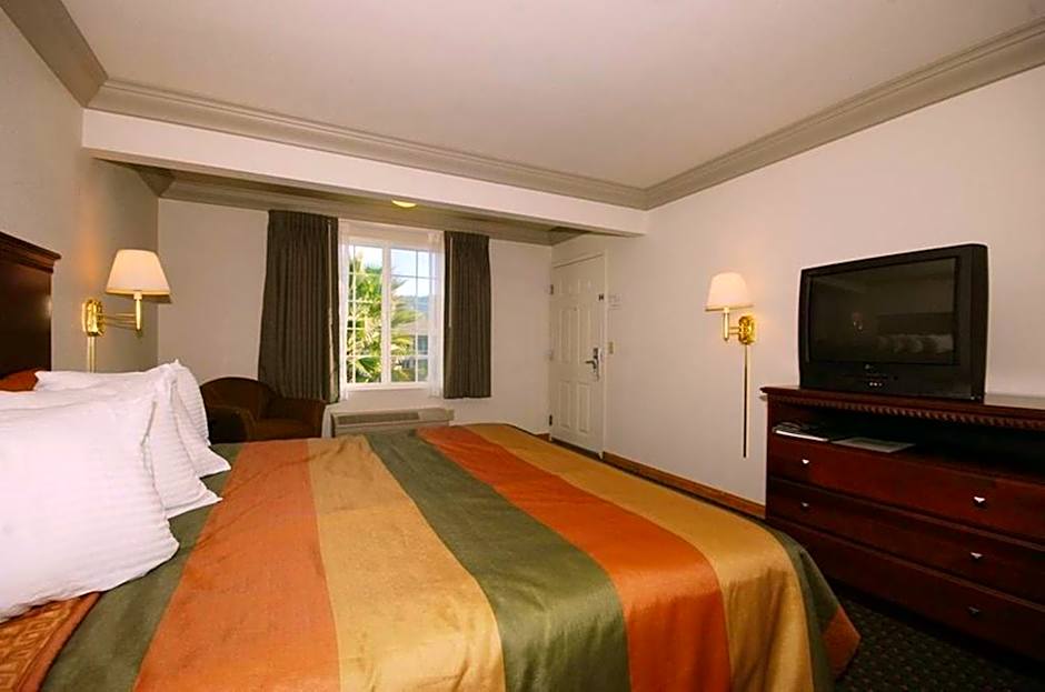Cloverdale Wine Country Inn and Suites