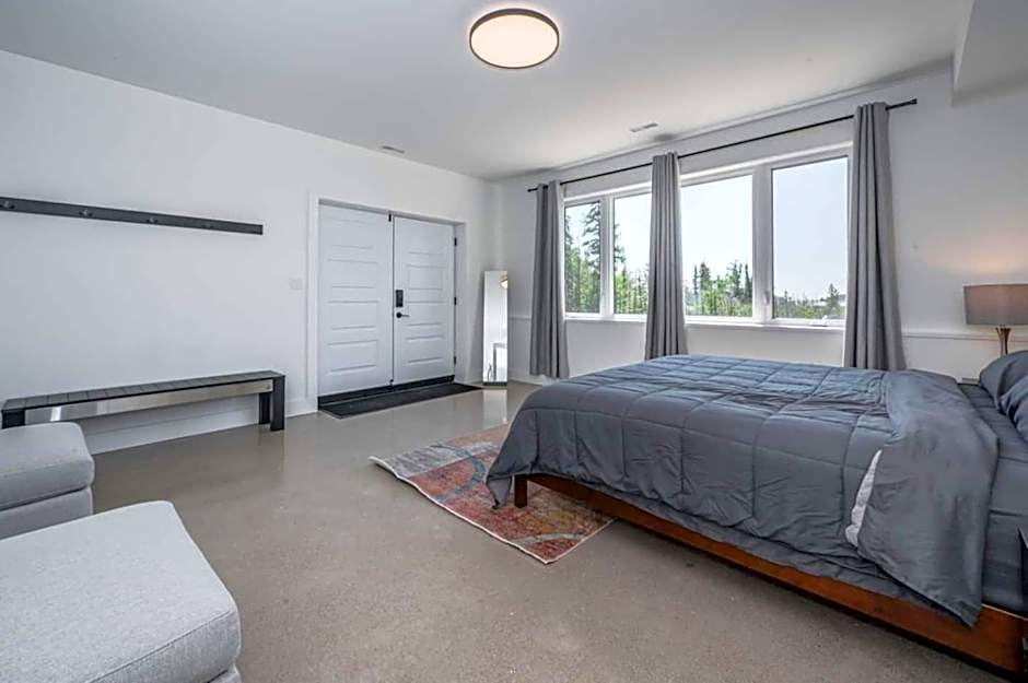 Huronia Luxury Lakefront Views & Game Room!