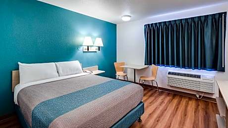 1 Full Bed | ADA/RI Shower/Smoking