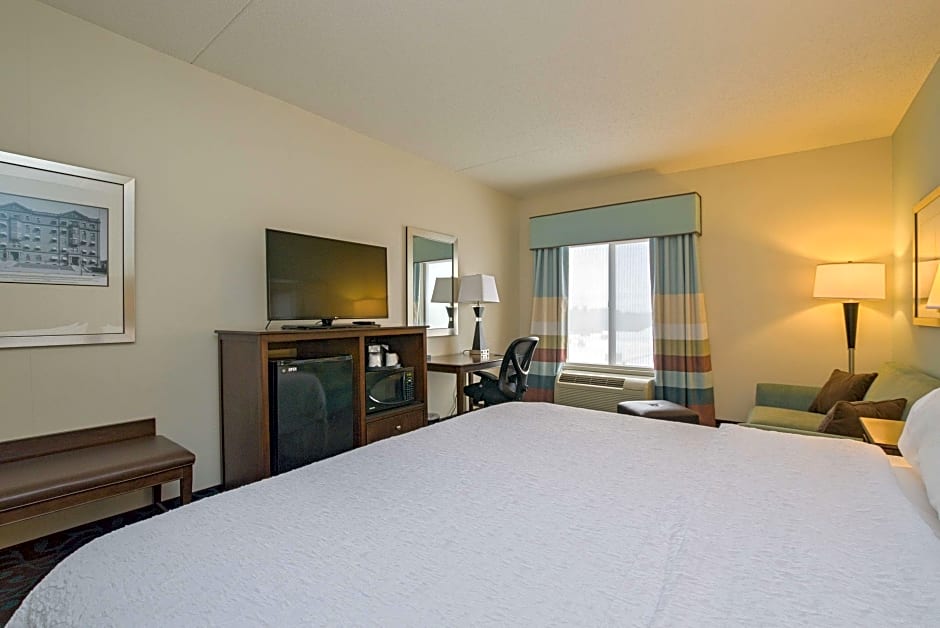 Photo 1 of 8 of 2 Queen Beds, Hearing/Mobility Accessible, Bathtub